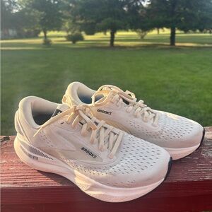 Brooks Women's Cream Sneakers